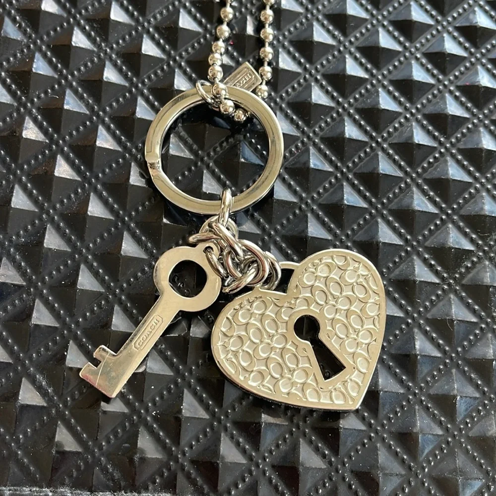 Coach Coach Signature  C  Large Silver Heart and Key - Keychain keyring Charm - Picture 5 of 6